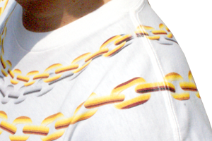 首リブ回りプリントTシャツの肩