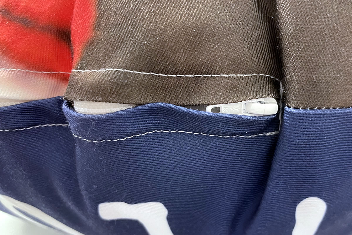 出し入れしやすいファスナータイプ